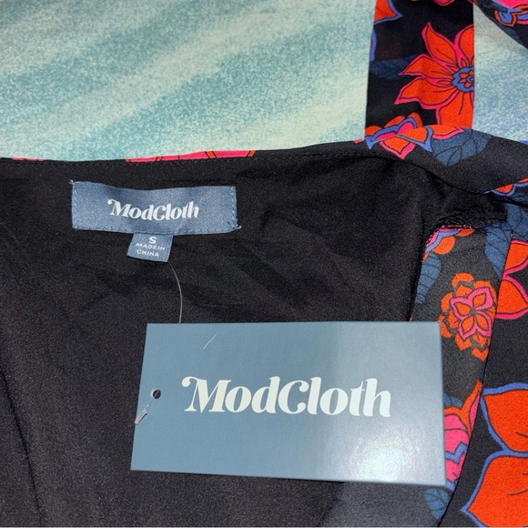 Modcloth Floral Flutter Sleeve Faux Wrap Dress size S - NWT - Picture 4 of 7